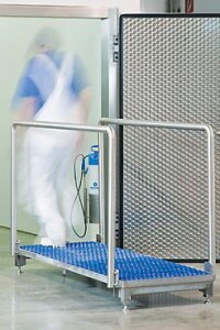 Durchlauf-Desinfektionsbecken mit Bürsten